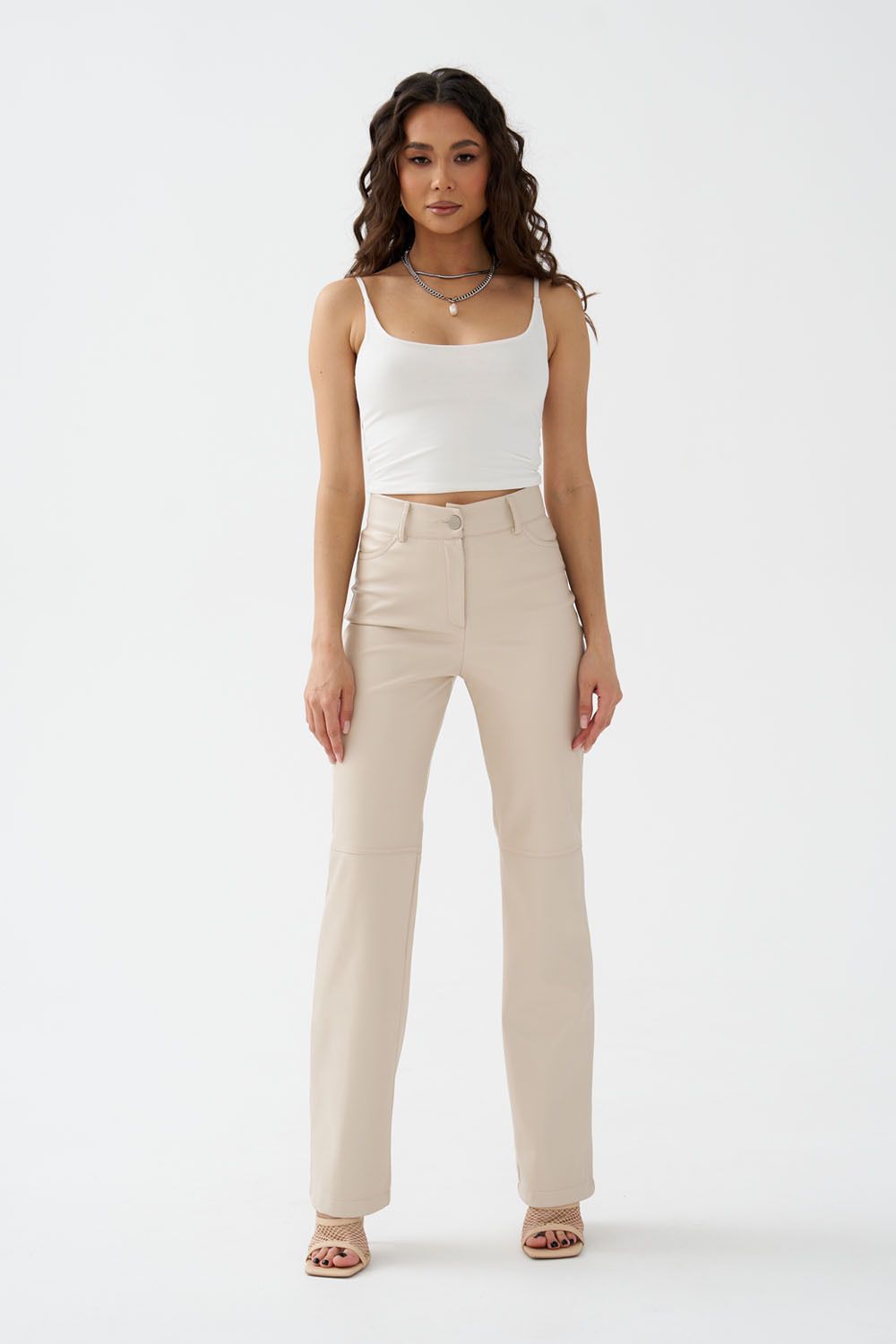 Брюки из экокожи прямые серо-бежевого цвета