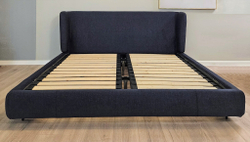 Двуспальная кровать с широким изголовьем Reeves