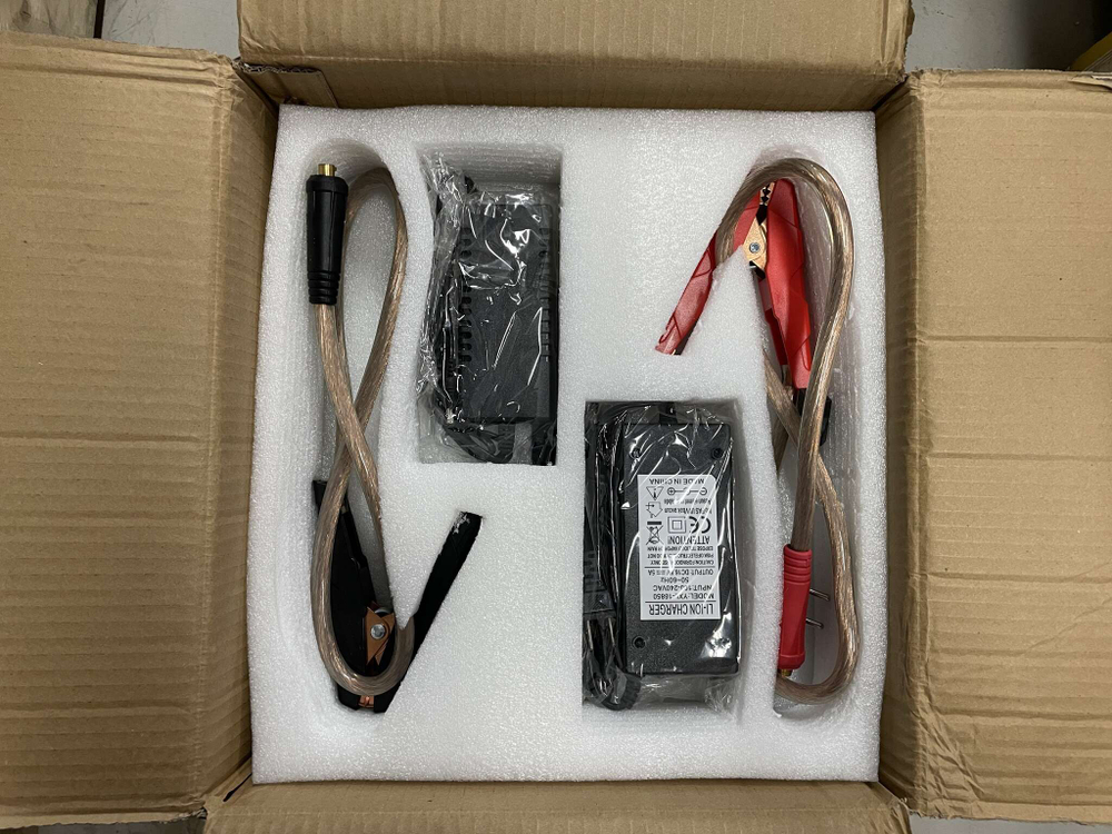 Нов - 10 000 A / Автономное пусковое устройство (бустер) для легковых и грузовых автомобилей Jump Starter 10 000 A на 12/24 вольт