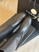 Женские черные кожаные сапоги Chanel с цепочкой