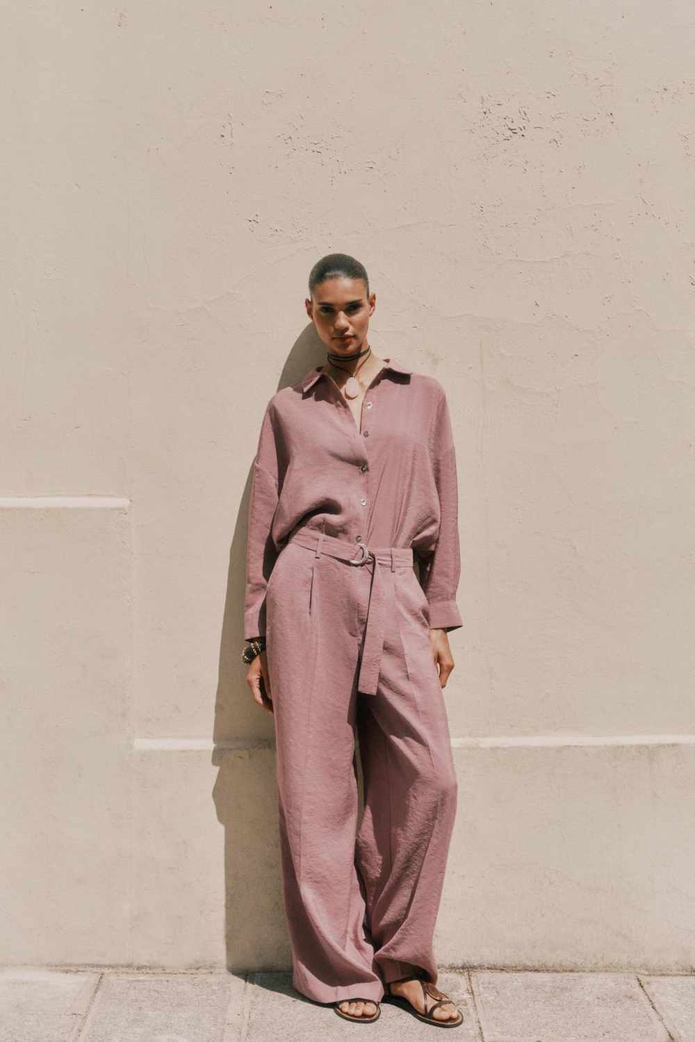 ZARA МЯГКАЯ СТРУЯЩАЯСЯ РУБАШКА, МАРСАЛА