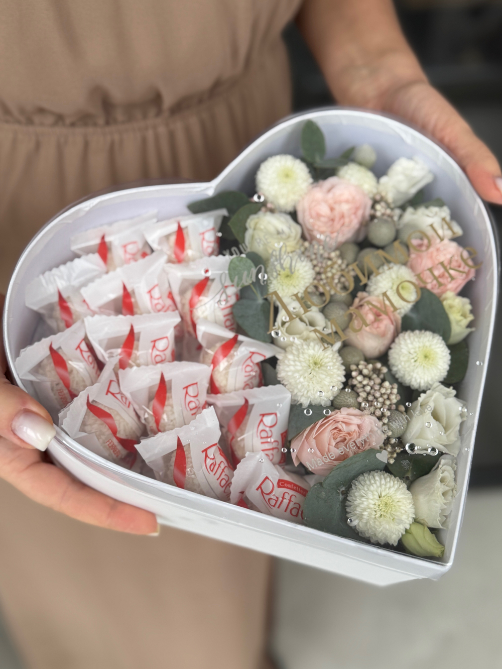 Трепетная композиция из сезонных цветов нежных оттенков и конфет Raffaello от Флора Маркет, размер S