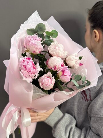 Монобукет из 7 пионов сорта "Сара Бернар"