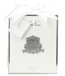 Букет роз цвета слоновая кость в металлической вазе, Cote Noire