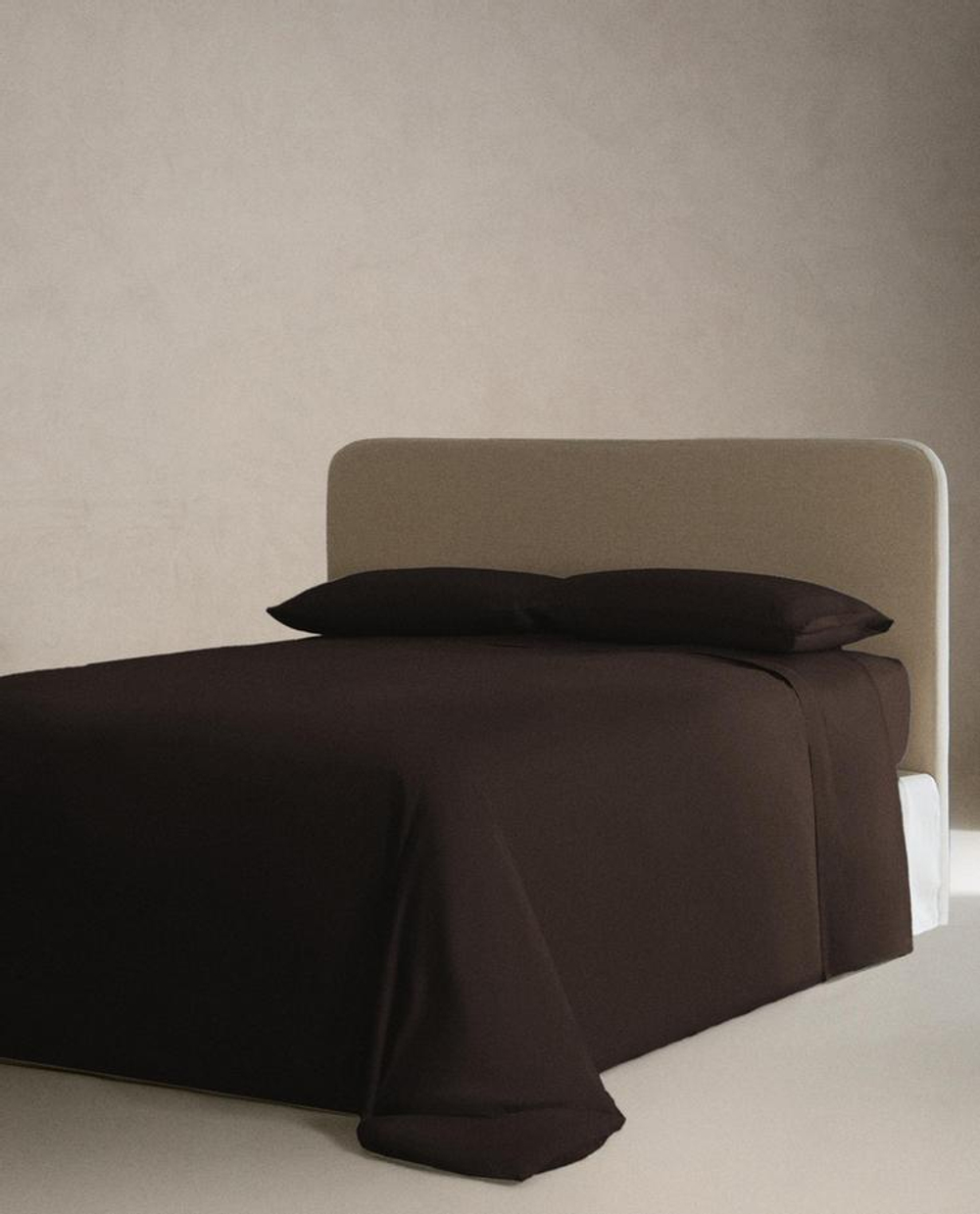 ZARA HOME (300 НИТЕЙ) ПРОСТЫНЯ НА РЕЗИНКЕ ИЗ САТИНА | ВЫСОТА 40 СМ, КОРИЧНЕВЫЙ