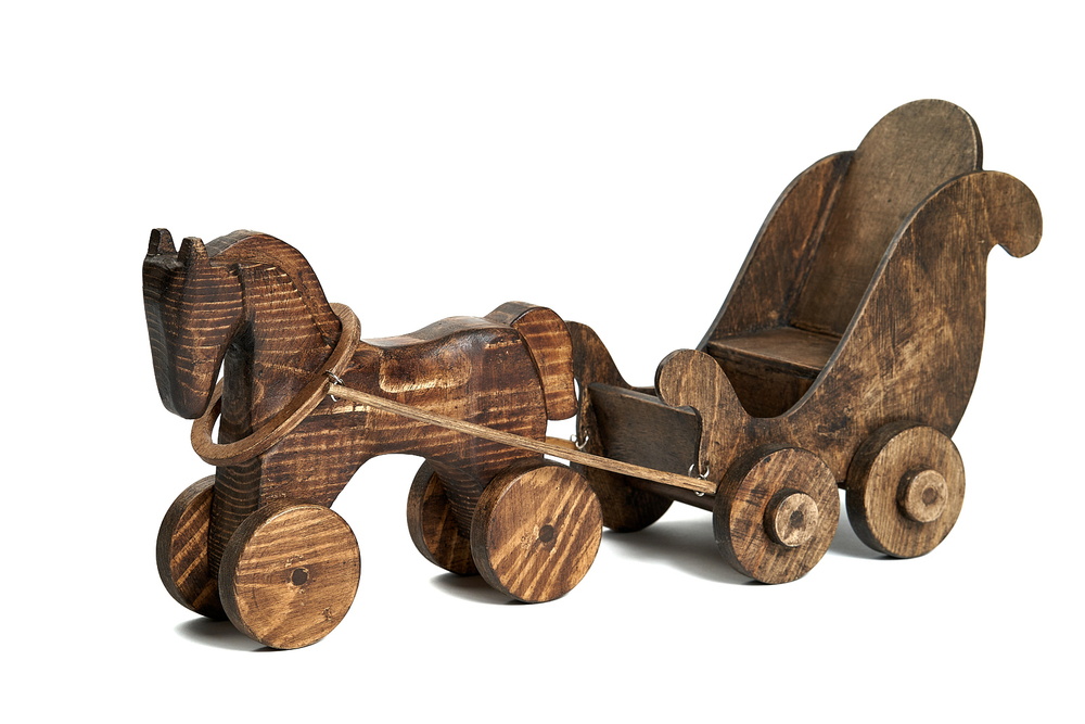 Конь на колёсах с каретой