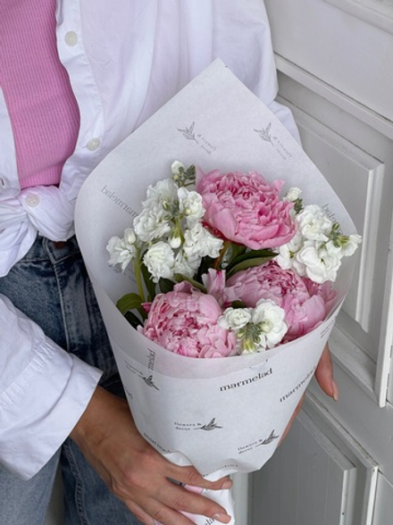 Кулек из пионов и маттиолы