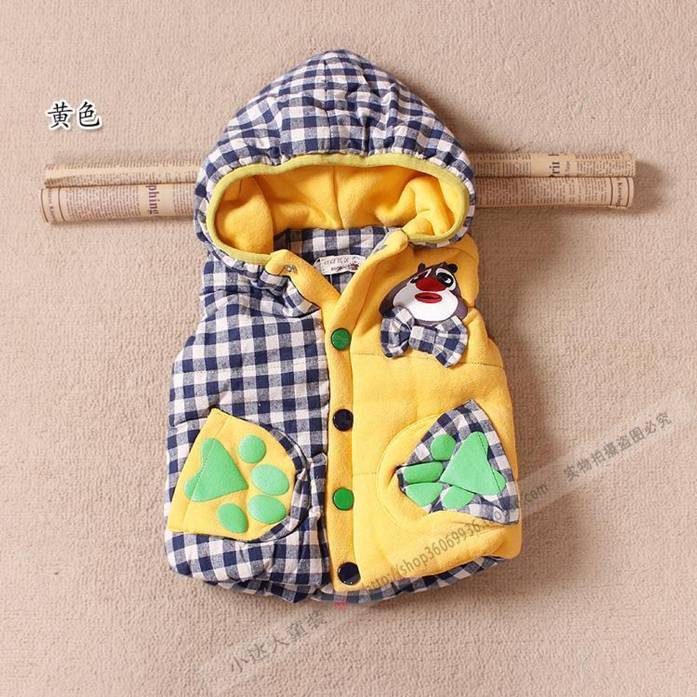 Жилет клетчатый с капюшоном и аппликациями