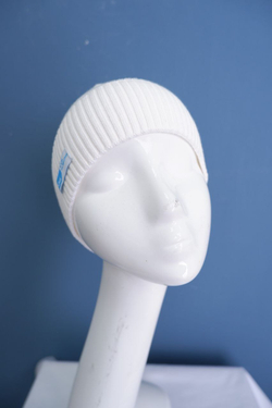 Шапка белая стильная