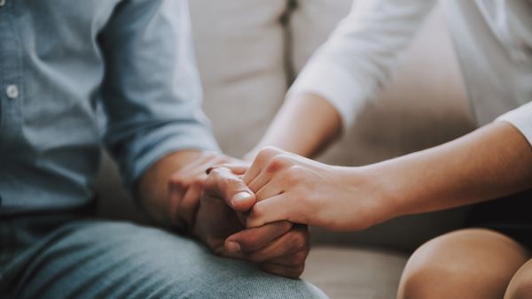 Как поддержать близкого человека в период утраты: 10 советов психологов
