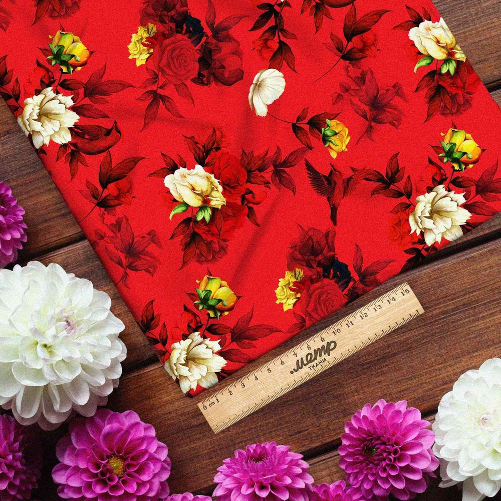 Ткань атлас цветы на красном фоне