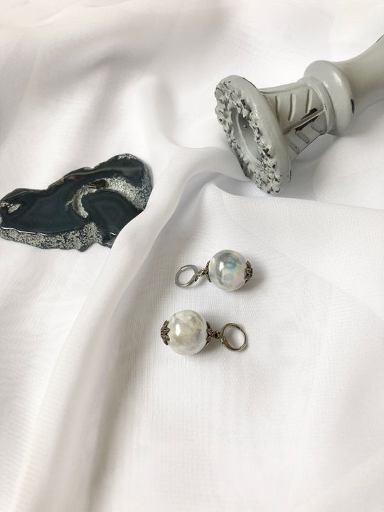 Серьги флер бело-серые, керамика