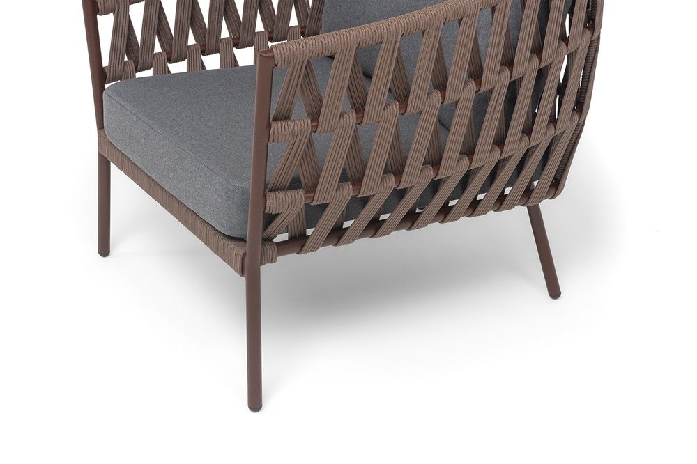 "Диего" кресло плетеное из роупа, каркас алюминий коричневый (RAL8016) муар, роуп коричневый круглый, ткань темно-серая 027