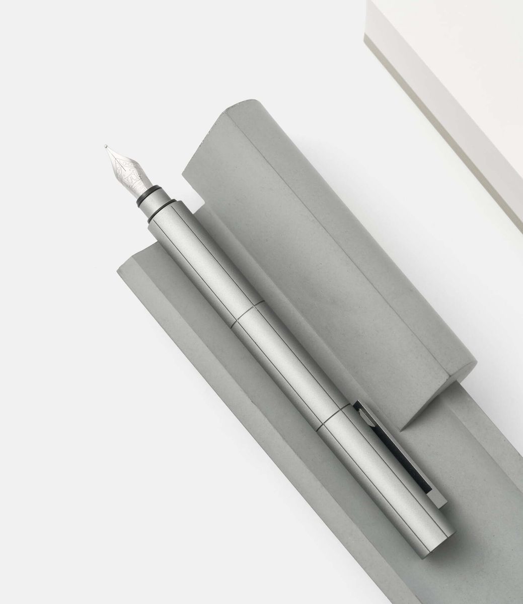 22 studio Seam Fountain Pen Anodized Grey — перьевая ручка из алюминия