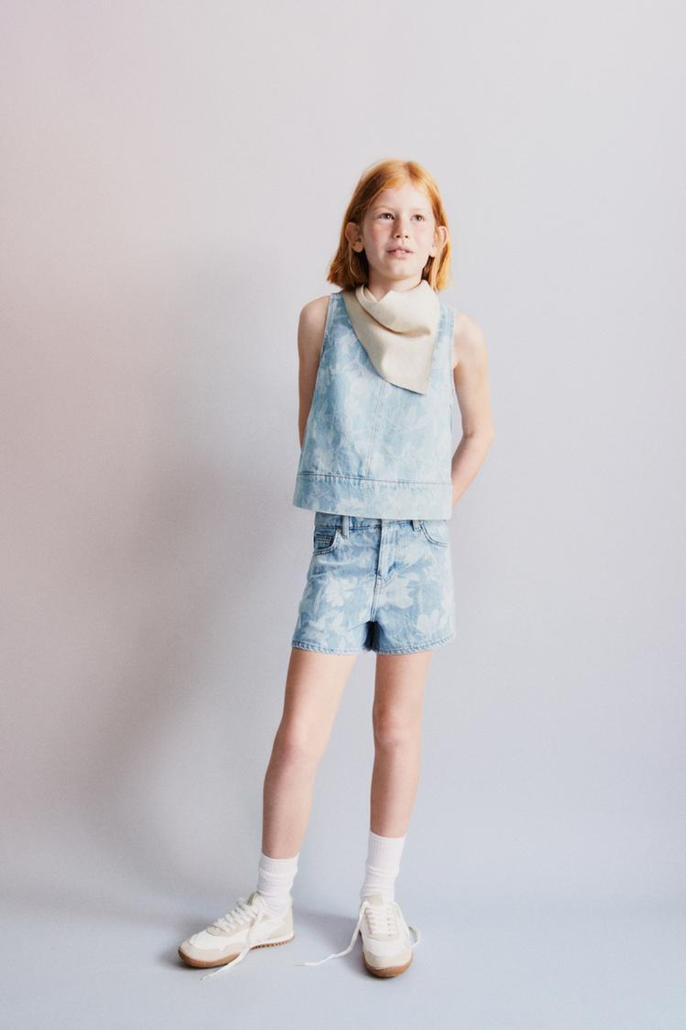 ZARA ДЖИНСОВЫЙ ТОП С ЦВЕТОЧНЫМ УЗОРОМ, СИНИЙ