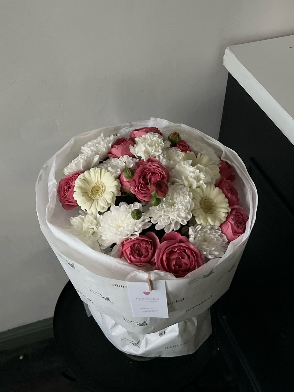 Сборный букет с яркой кустовой розой