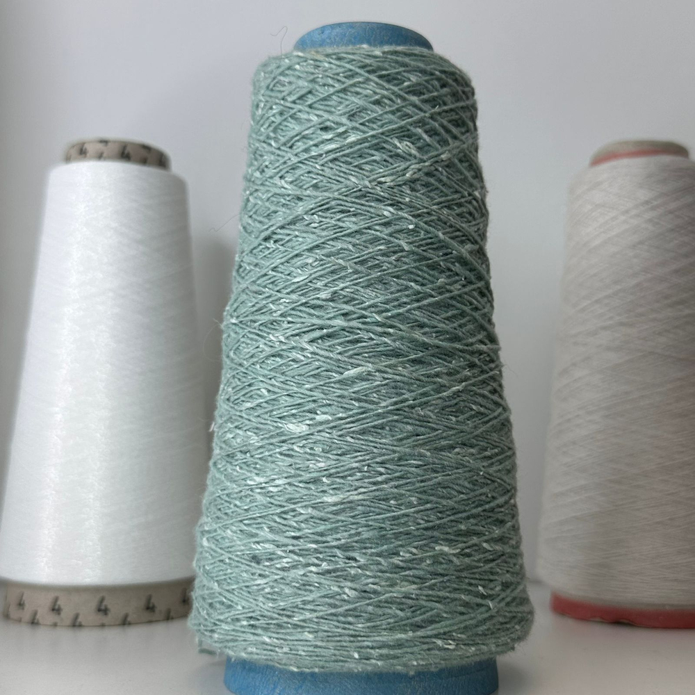 KAYAN - New Mill; 50% меринос, 30% шелк, 10% кашемир, 10% хлопок; 600м/100гр; цвет: зеленый в белую крапинку