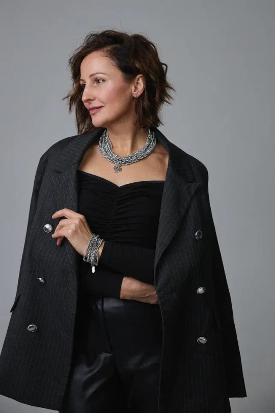 Колье из светло-серого венец.стекла бисерной огранки с крестом, оттенок серебро