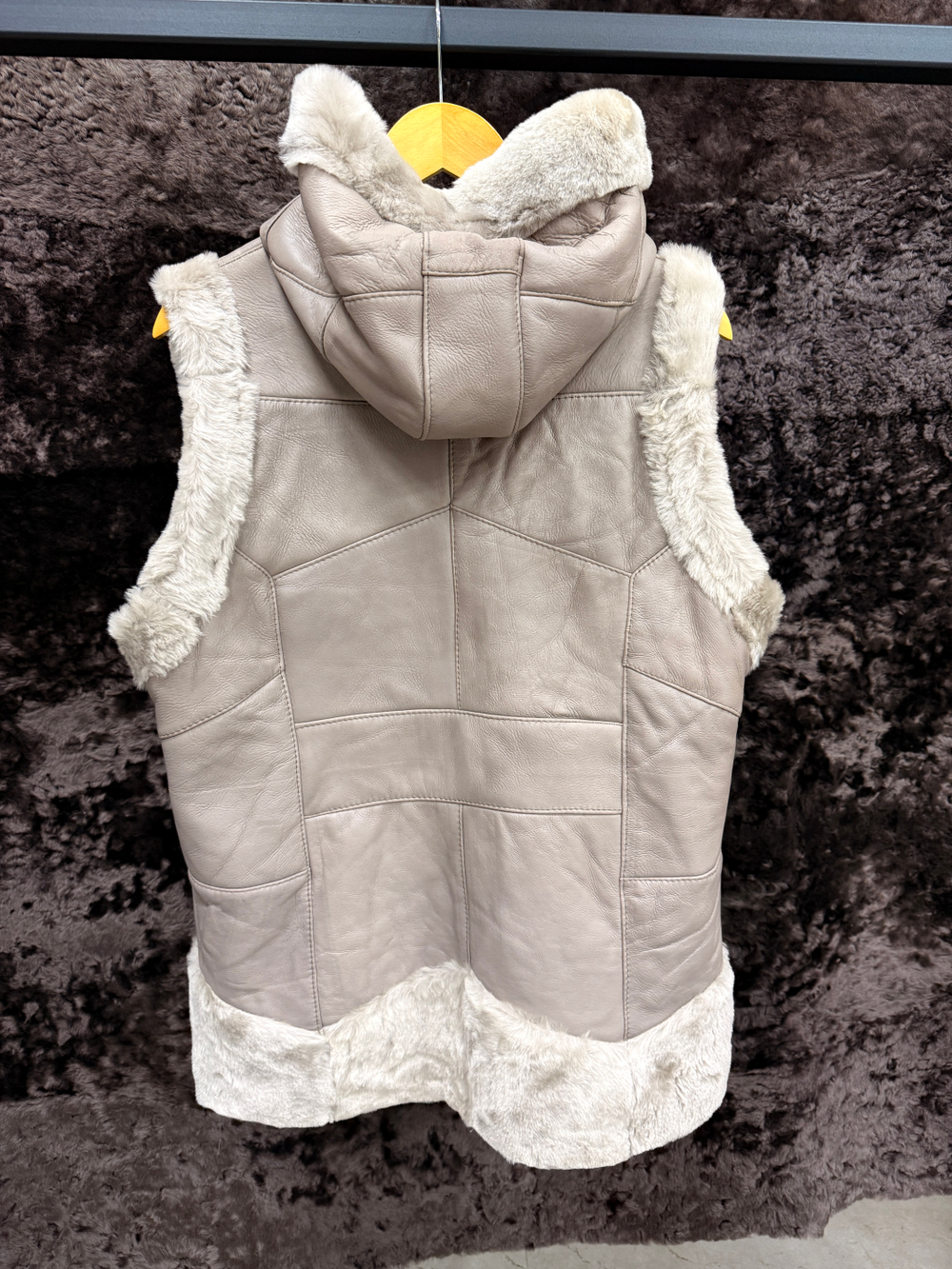 Жилет из натуральной овчины. С капюшоном, 48 Размер