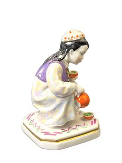 Фарфоровая статуэтка "Маленькая хозяйка" ДФЗ