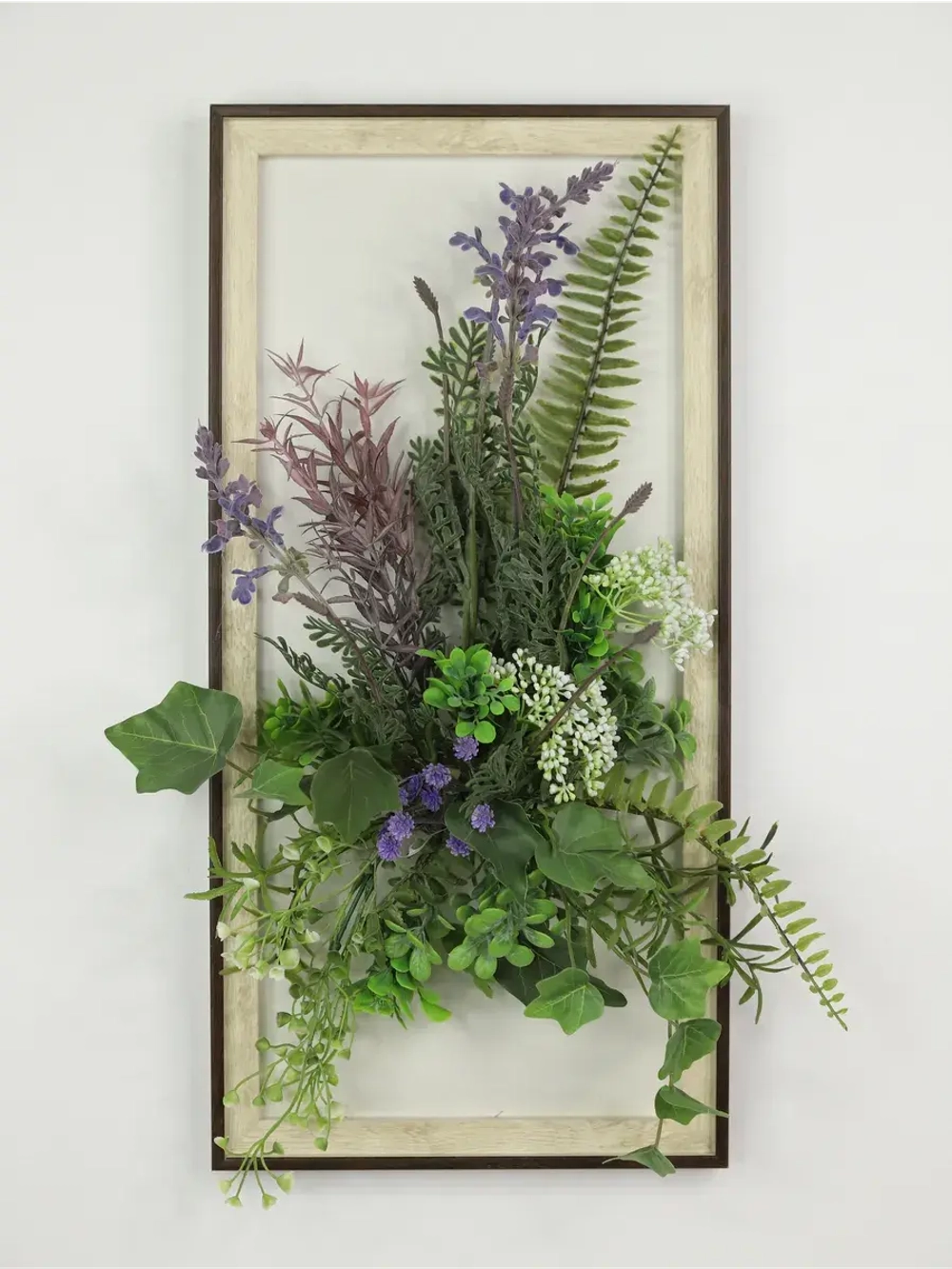 Искусственные цветы в багетной раме для декора