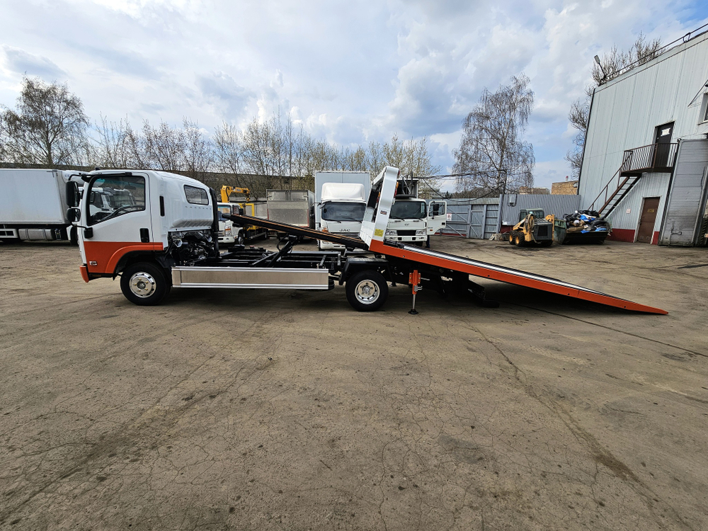 ISUZU ELF 4.5 т. эвакуатор со сдвижной платформой вид сбоку