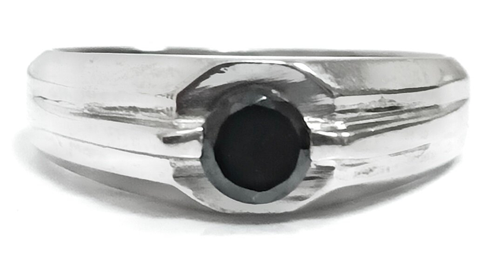 Ювелирное кольцо из серебра с черным фианитом