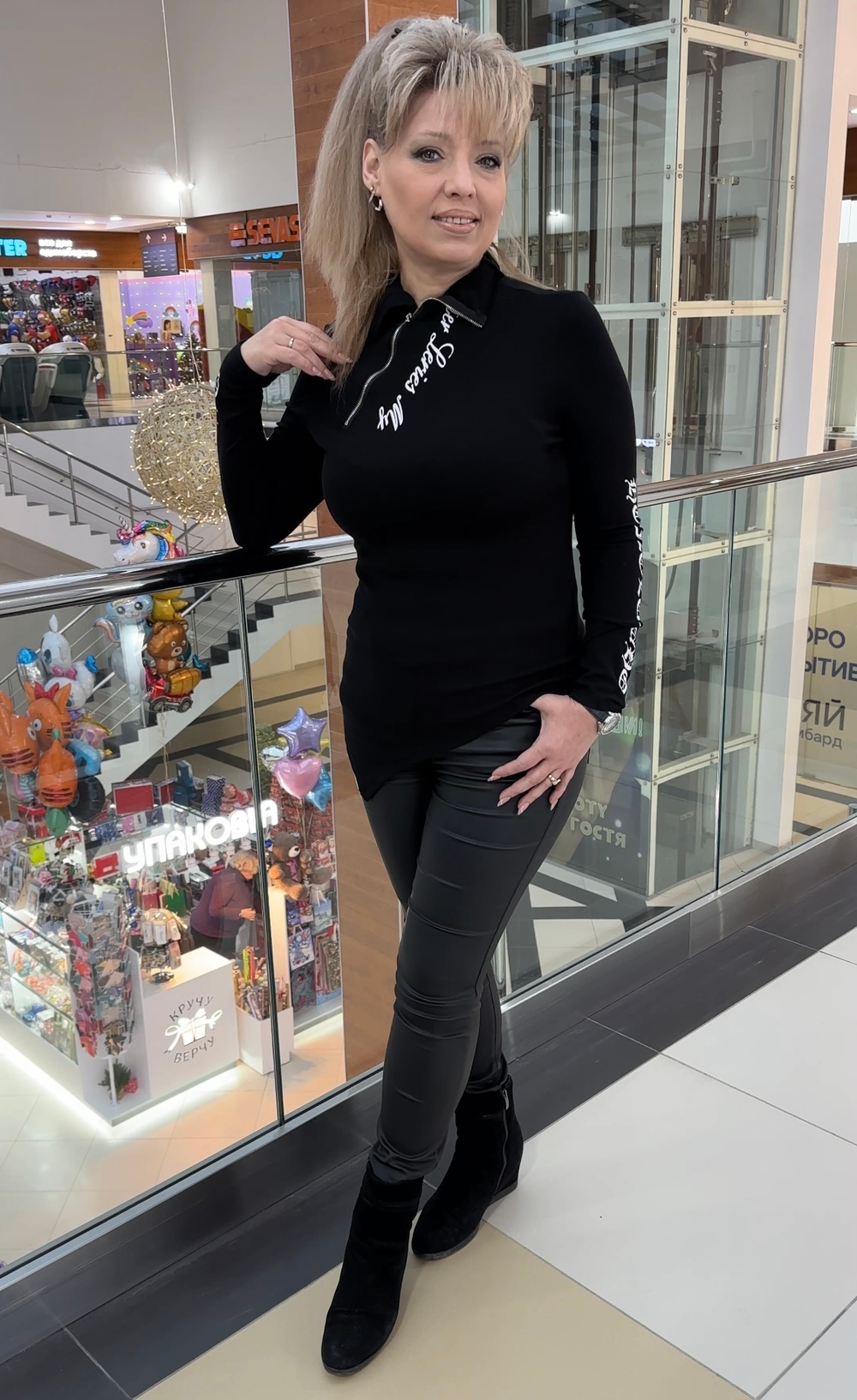 Черный джемпер с белым принтом