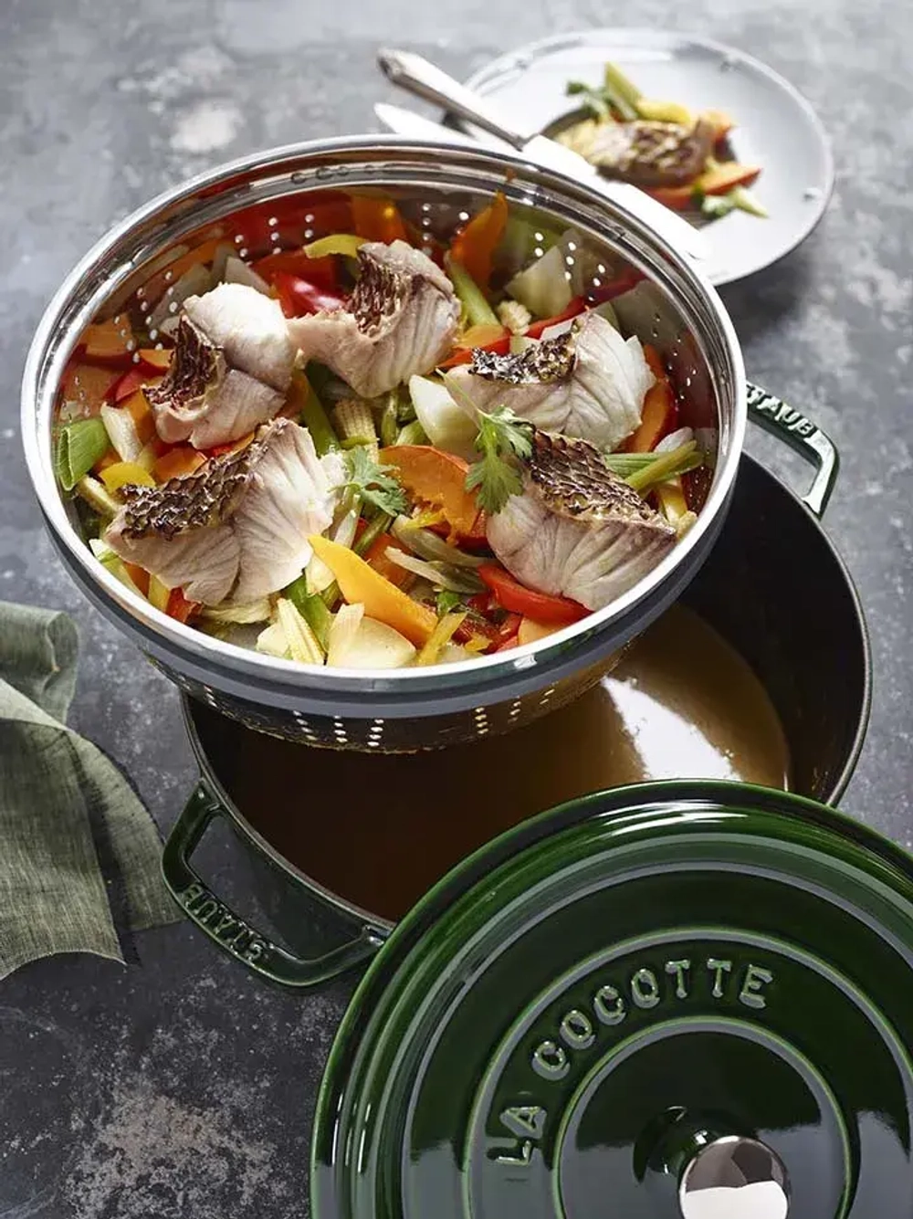 STAUB Чугунная кастрюля Cocotte 24 см 3,8 л со вставкой-пароваркой графит
