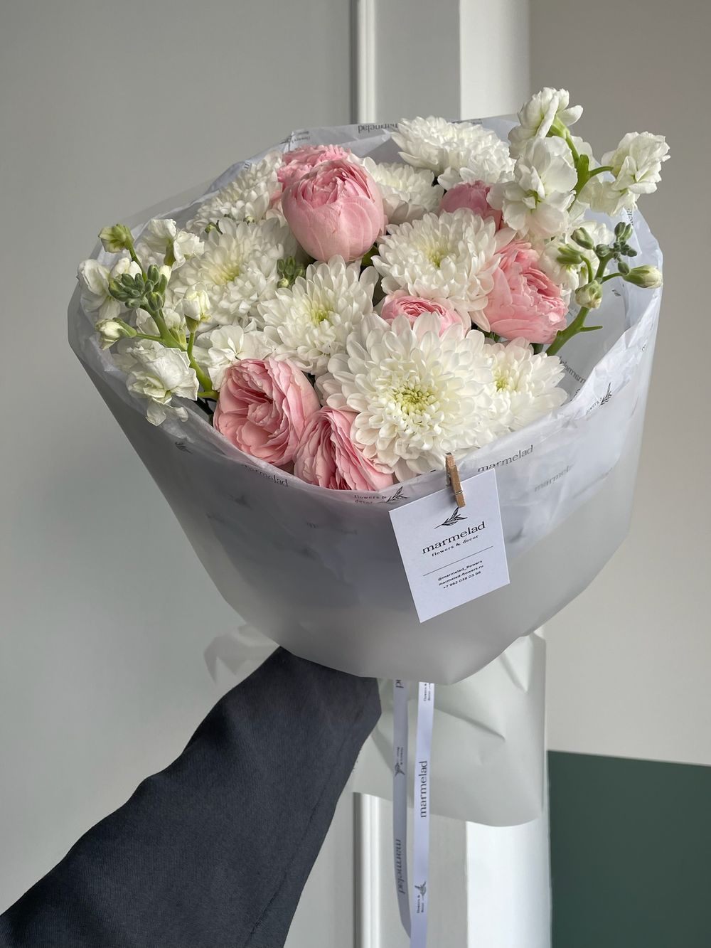 Сборный букет их хризантемы, маттиолы и кустовой пионовидной розы