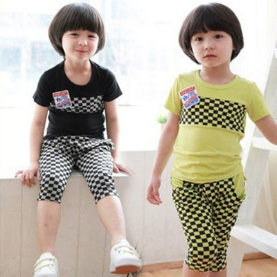 Костюм из футболки и шорт с шахматной клеткой и аппликацией