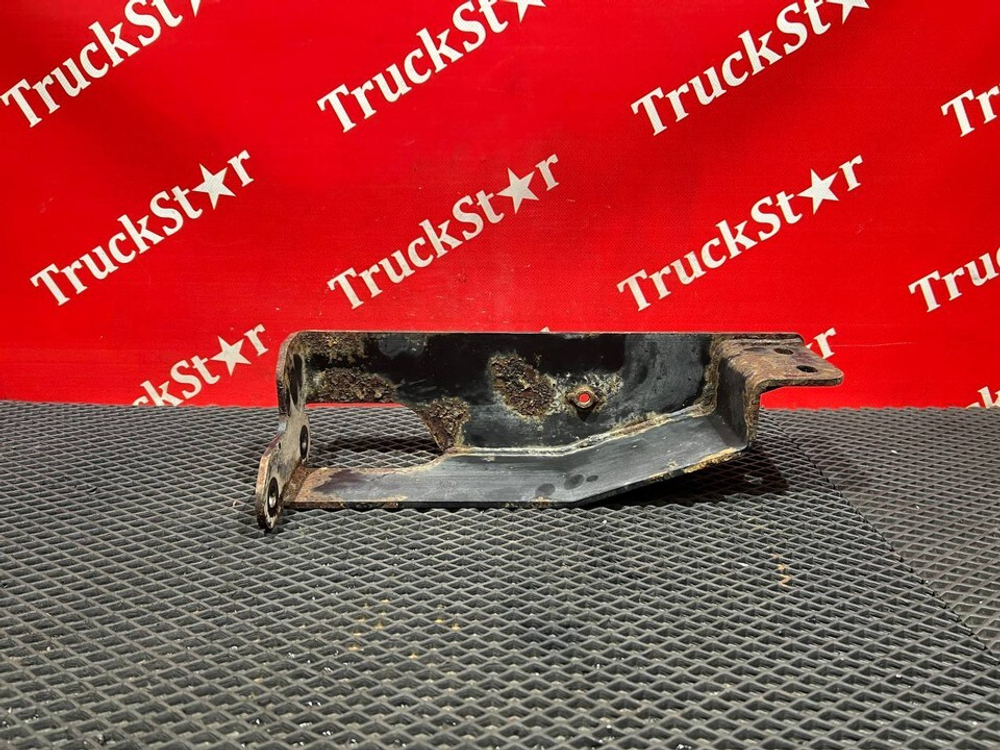 Кронштейн подножки правый