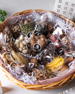 Подарочная корзина с орехами и сухофруктами