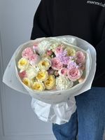 Букет сборный из кустовых пионовидных роз, диантусов и маттиолы