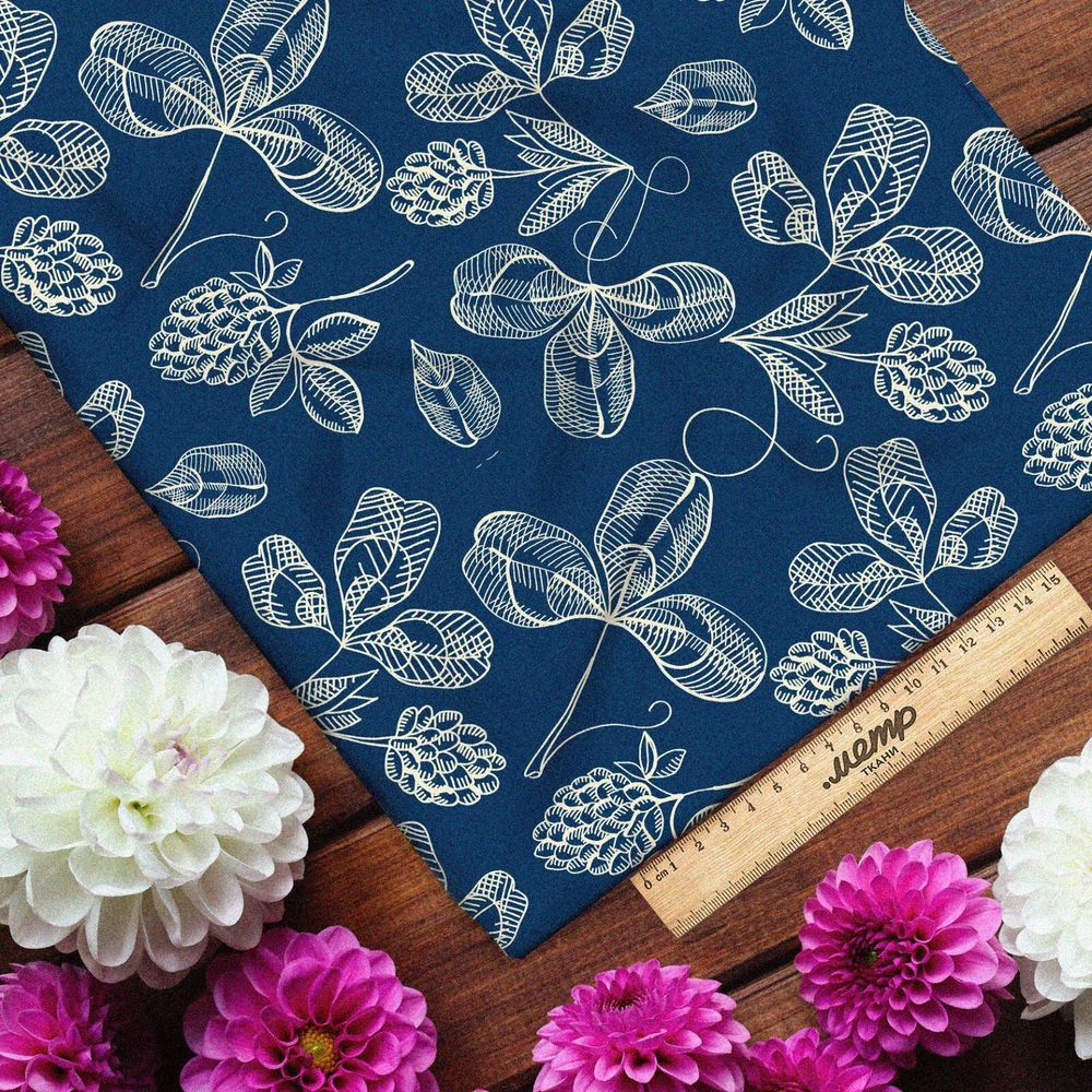 Ткань габардин белые узоры клевера утончённые