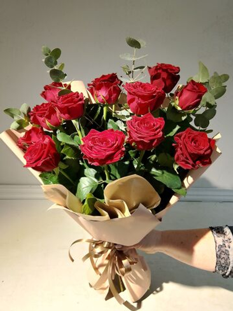 Гвоздика бывает стильной в букете с эвкалиптом (М0020)