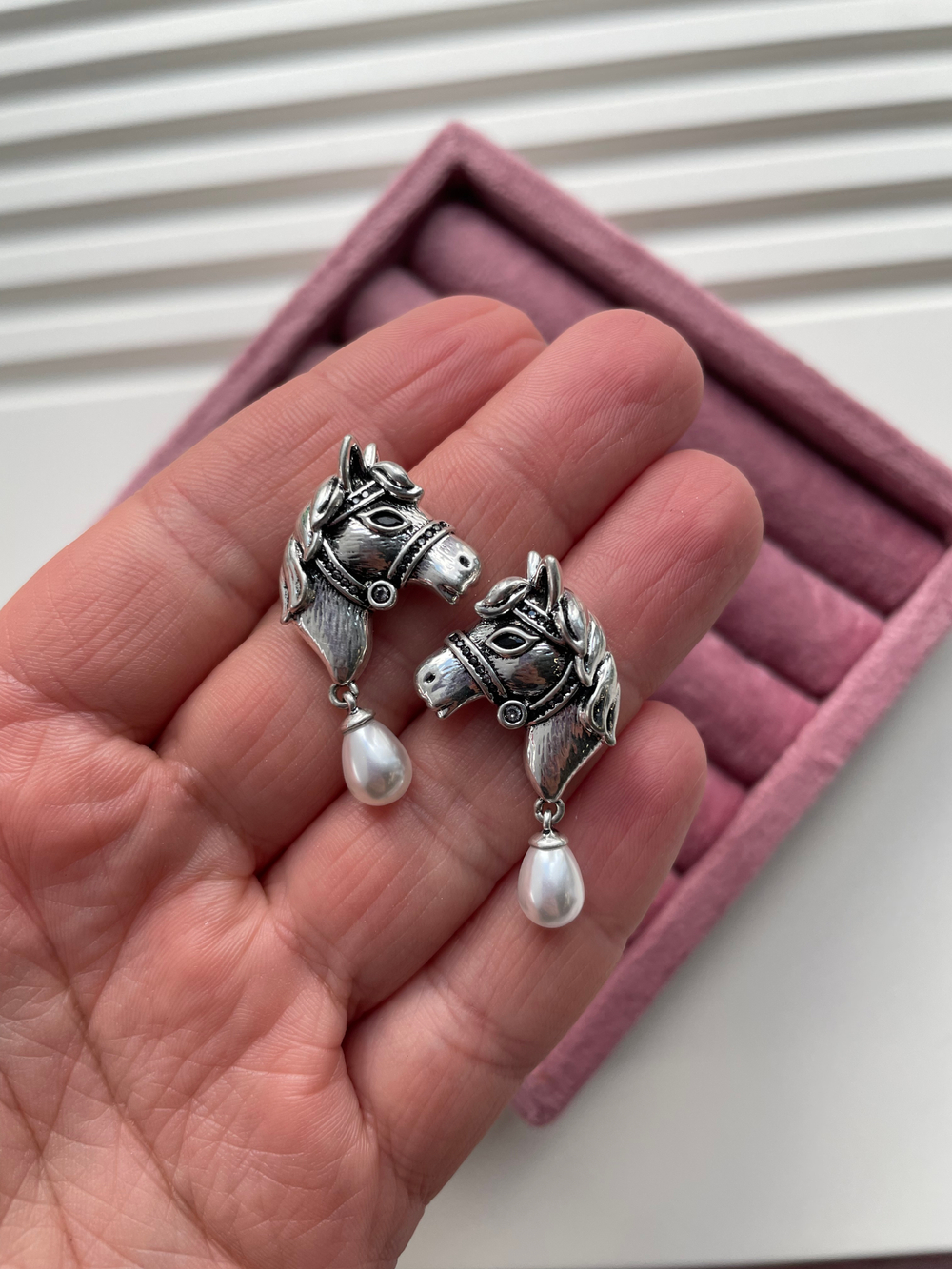 Серьги "Horse" 35мм, с жемчугом и стразами