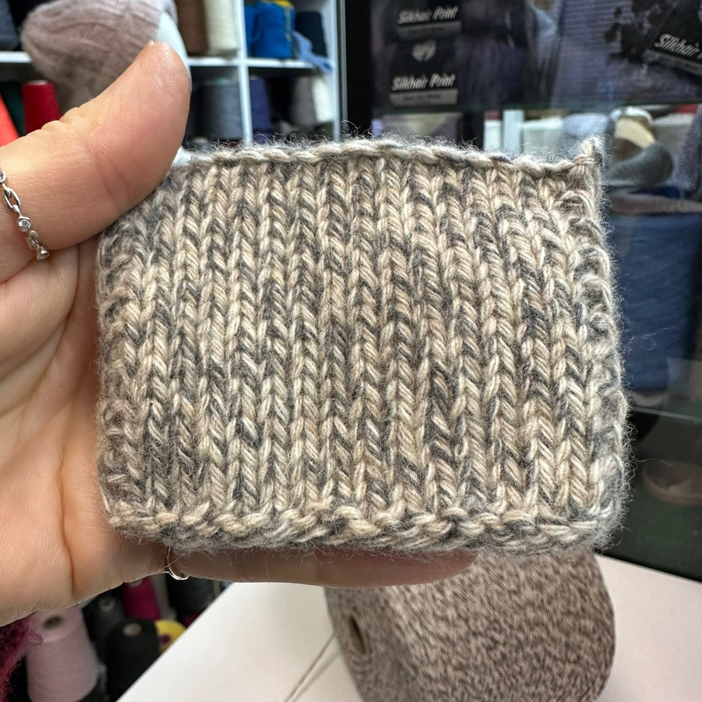 Ninetyfive - Filpucci; 95% кашемир, 5% меринос; 280м/100гр; col.505 цвет: бежево-серый 5 нитей: 1 серая, 2 бежевых; 2 бежевых потемнее; S708; Есть бобинка: 172 гр