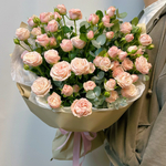 Букет из 15 кустовых пионовидных роз и эвкалипта в упаковке