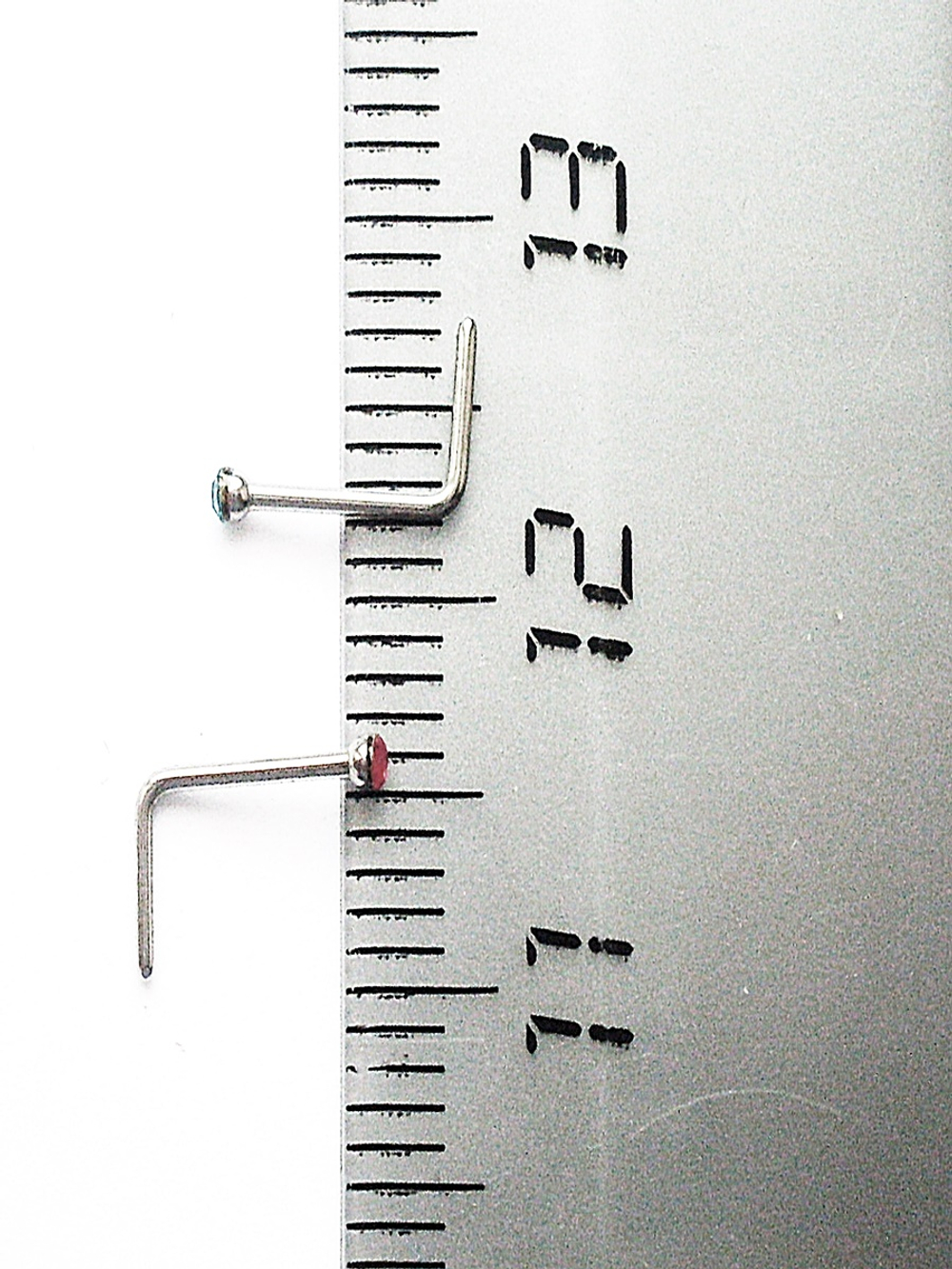 Пирсинг для носа, изогнутая "L" (треугольник) нострилла с кристаллом 1,5 мм
