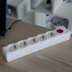 S-GSU5-3 WHITE Cетевой фильтр серии Universal. 3м Пвс 3x0.75. 5 гнезд. с-з. 10А. Защита от перенапряжения. короткого замыкания. TM Uniel.