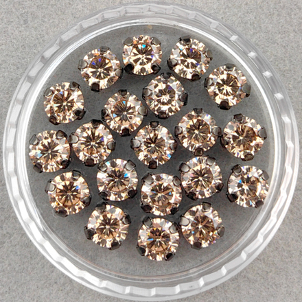 Фианиты шатоны в оправах, песочный/темная сталь