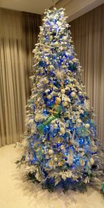 Заснеженная ель с гирляндой «Барокко» холодный свет (Литая+пвх) 150 см / 1,5 м