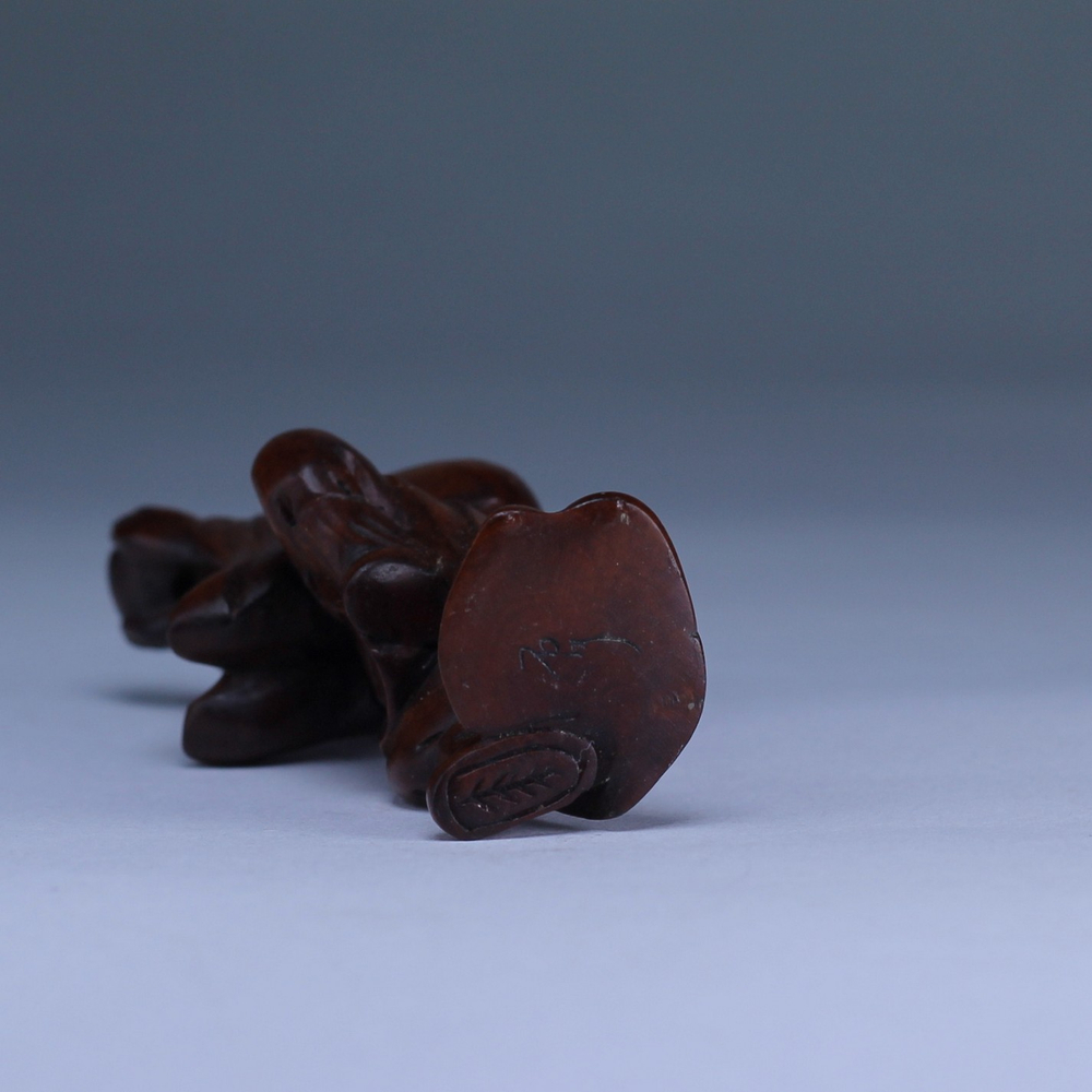 Нэцкэ Монах с чашей обращается к небесам