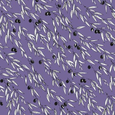 Чёрные оливки на фиолетовом фоне