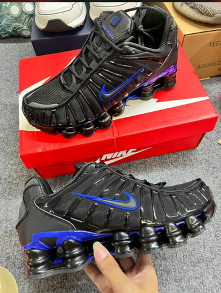 Кроссовки цвет черный