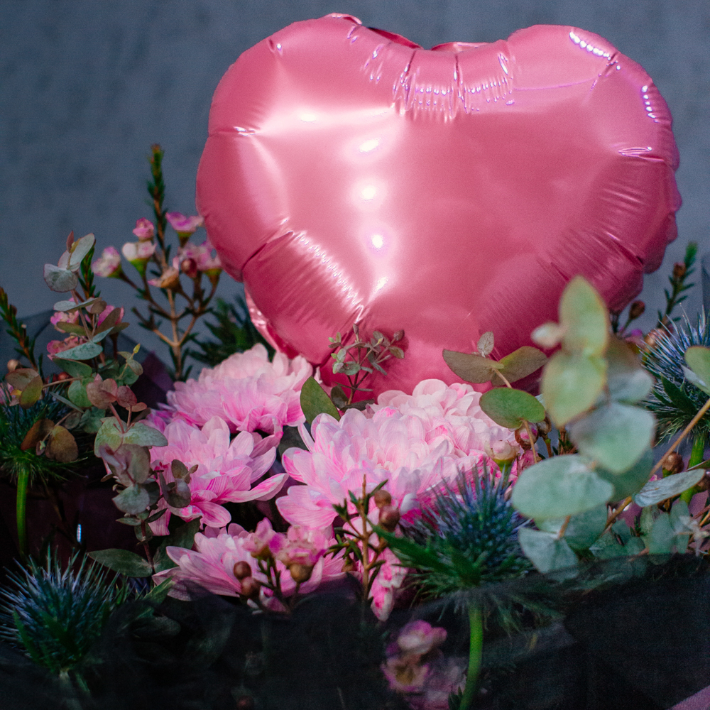 120. Романтичный букет с шариком-сердцем в контрастной упаковке