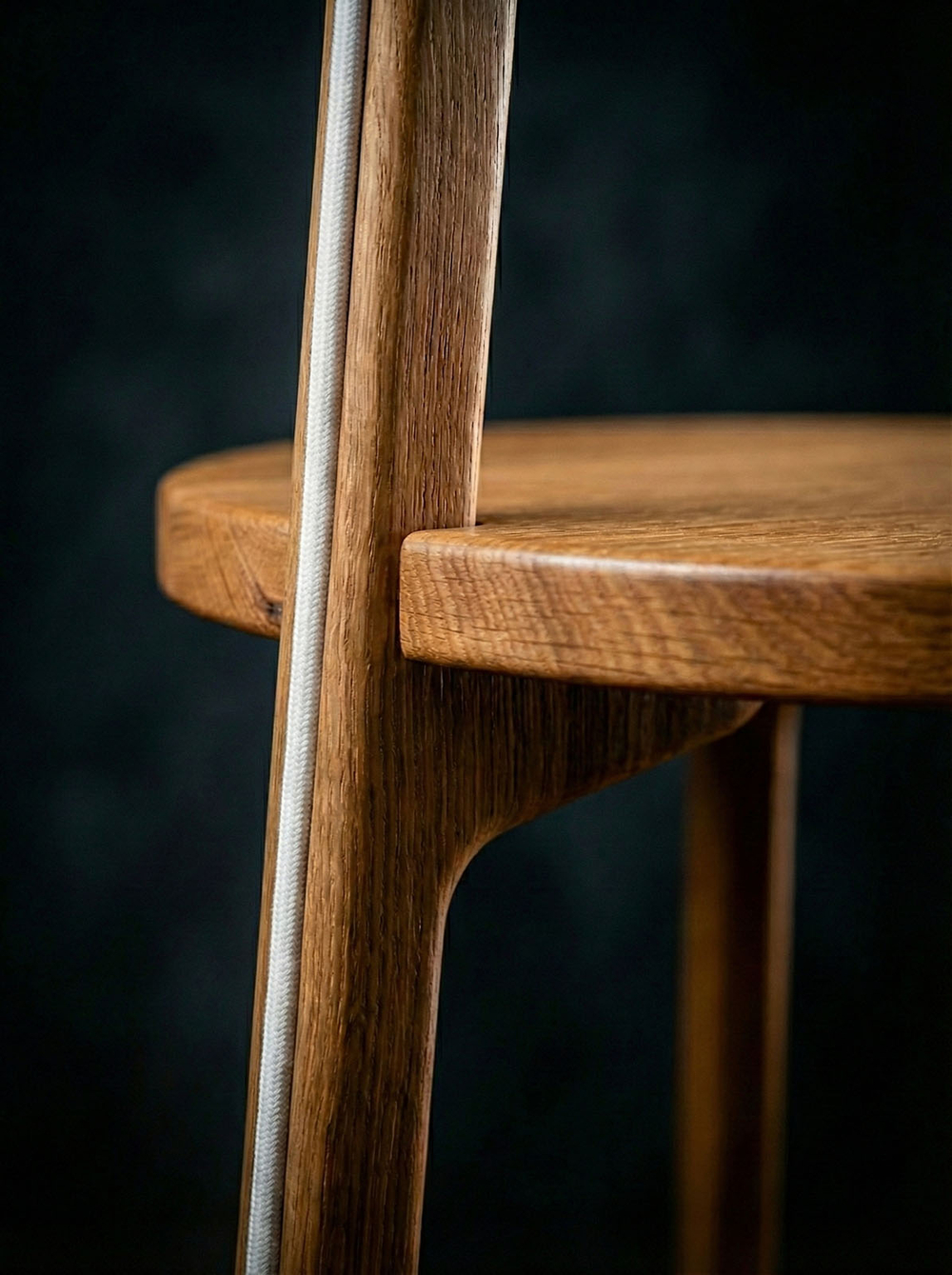 Текстура дуба и детали крепления ножки торшера Corta