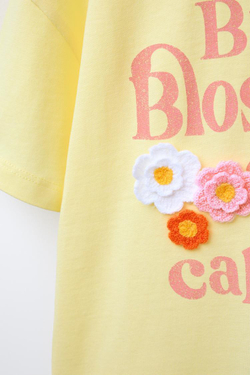 ZARA ФУТБОЛКА С ЦВЕТОЧНЫМИ ДЕТАЛЯМИ ИЗ КРУЖЕВА КРОШЕ, ЖЕЛТЫЙ