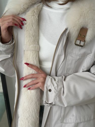 Укороченная бежевая парка ARMY с воротником из меха песца